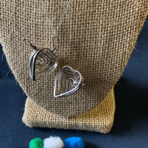 New Heart Locket Essential Oil Diffuser Necklace (oil not included) - Picture 6 of 9